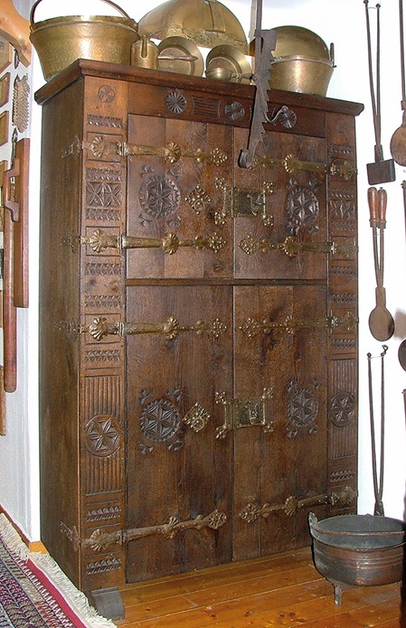 Beschnitzter eicherner Brotschrank